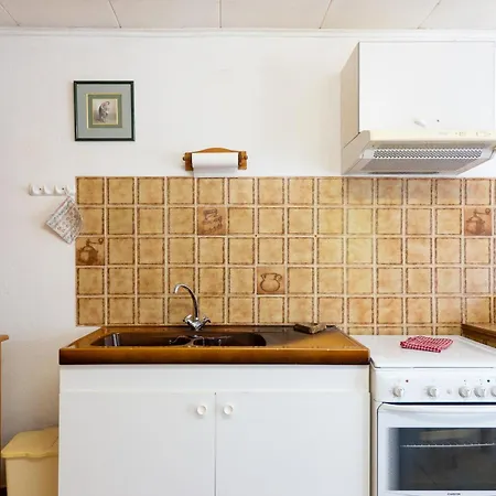2 - Rose Apartment *